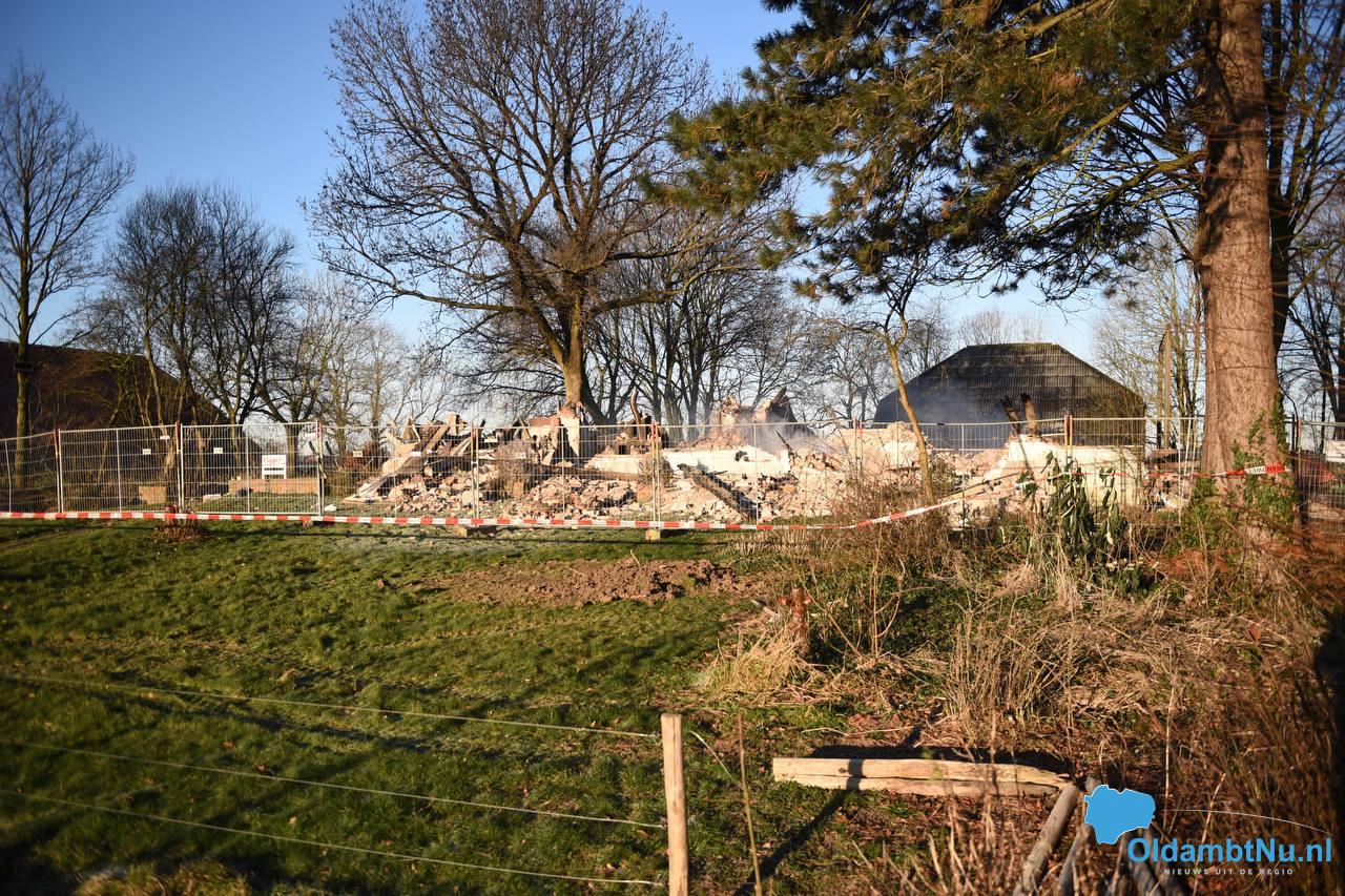 Schade Bij Daglicht Groot: Woonboerderij Volledig Door Brand Verwoest ...