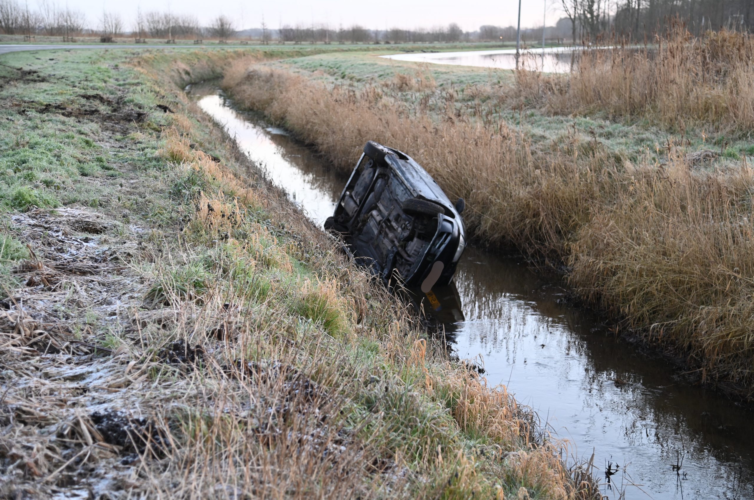 Auto Raakt Van De Weg En Belandt Op Zijkant In De Sloot - OldambtNu.nl