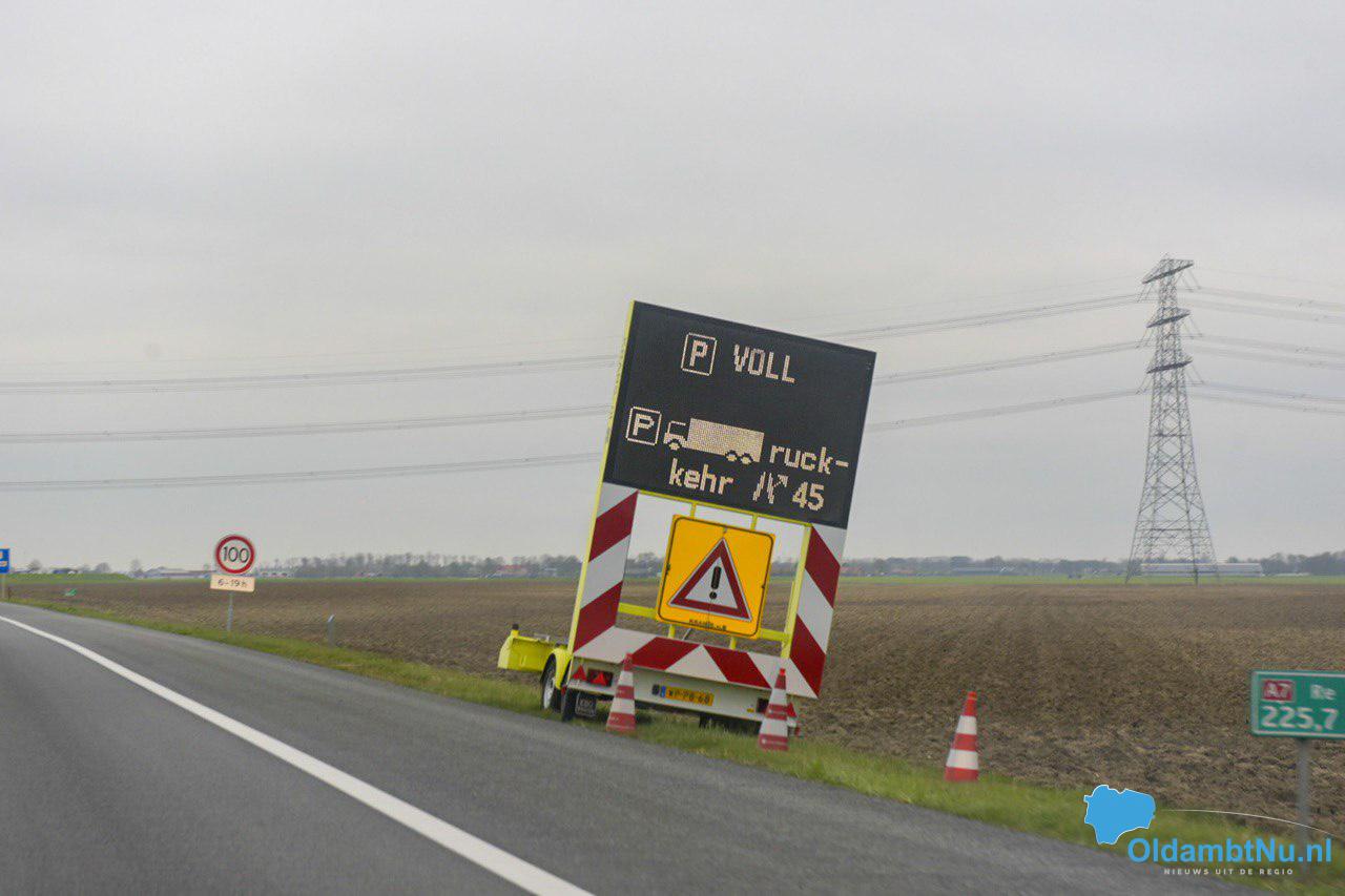 Drukte op parkeerplaatsen langs A7 door rijverbod Duitsland OldambtNu.nl