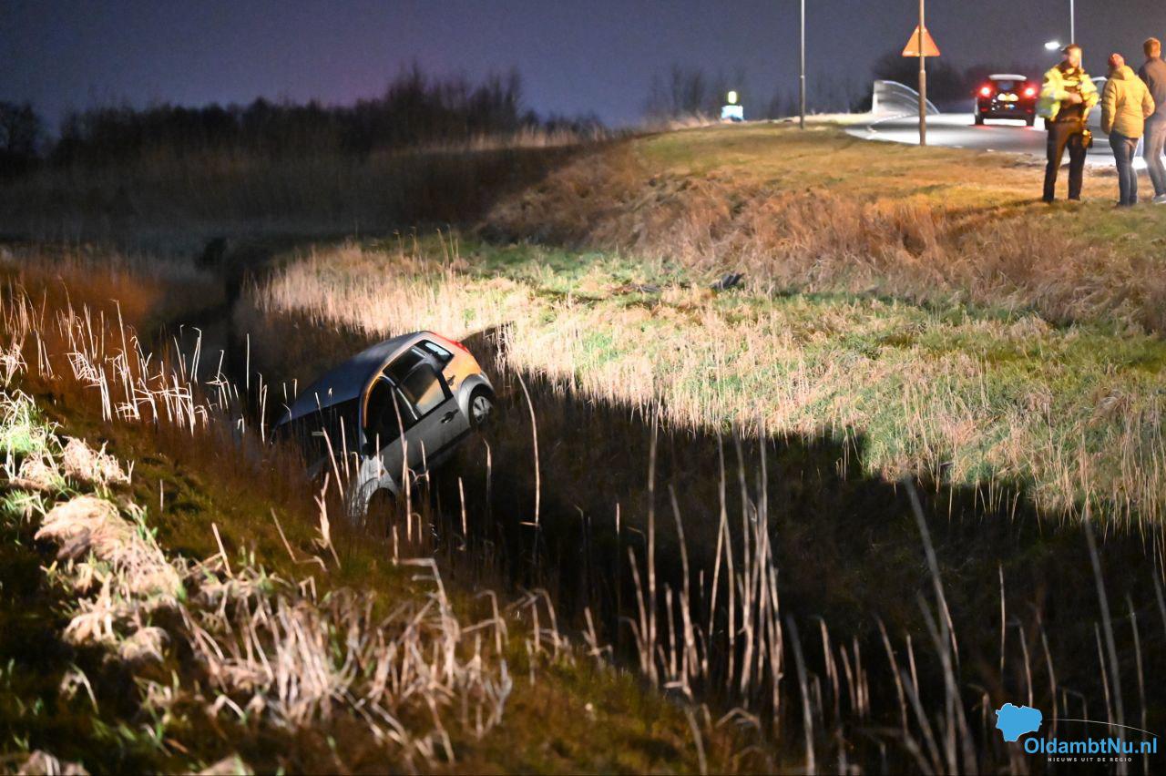 Auto Raakt Van De Weg En Komt In Sloot Tot Stilstand - OldambtNu.nl